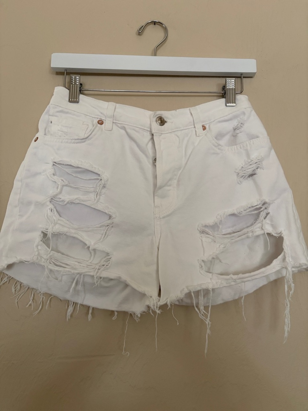 Free People/We The Free HR White Distressed Shorts. Excellent Condition!